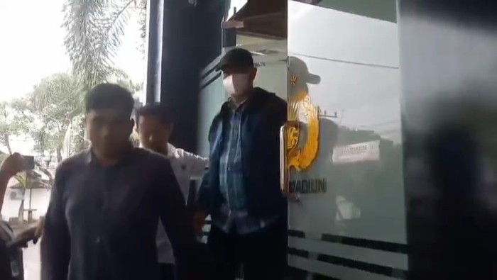 Wali Kota Madiun Maidi terjerat OTT KPK keluar dari ruangan di polres sebelum dibawa ke Jakarta