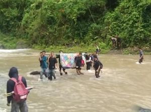 Tak Ada Jembatan, Warga Sumbawa Gotong Jenazah Seberangi Dua Sungai