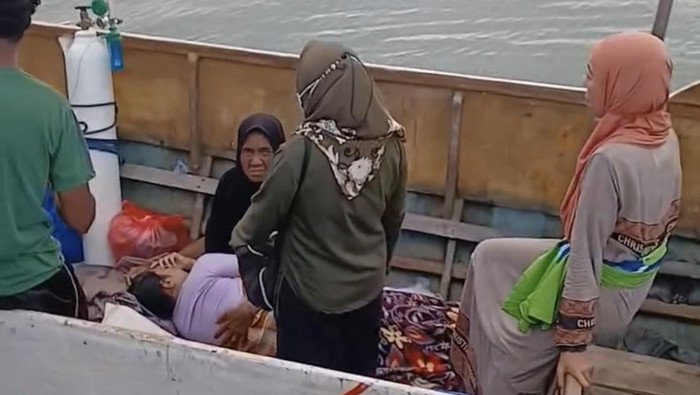Warga Kabaena Sewa Kapal Rp 3 Juta Dirujuk ke RS gegara Ambulans Laut Rusak