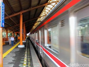 Video: Hari Pertama Puasa, Begini Momen Penumpang Bukber di KRL