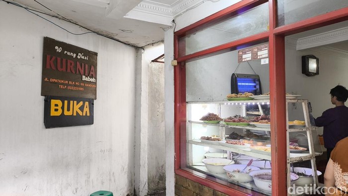 Warung Nasi Kurnia Babeh yang jadi andalan mahasiswa di Dipatiukur, Kota Bandung