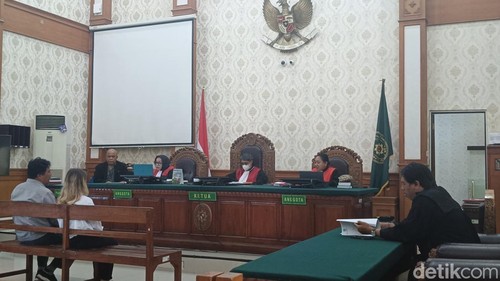 WN Ukraina, Kateryna Vakarova (21), saat menjalani sidang pembacaan pleidoi atau nota pembelaan di Pengadilan Negeri (PN) Denpasar, Selasa (20/1/2026).