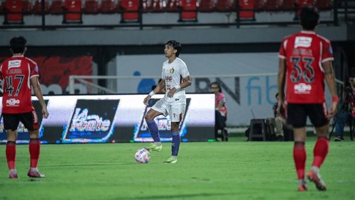 Yusuf Meilana (jersey putih) saat menghadapi Bali United di Liga 1 musim 2024/2025 di Stadion Kapten I Wayan Dipta, Gianyar.