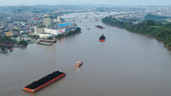 Sejumlah kapal tongkang pengangkut batu bara melintas di Sungai Mahakam, Samarinda, Kalimantan Timur, Selasa (20/1/2026). Kementerian Energi dan Sumber Daya Mineral (ESDM) menargetkan penerimaan negara bukan pajak (PNBP) dari sektor mineral dan batubara (minerba) pada 2026 mencapai Rp134 triliun, target tersebut lebih tinggi dibandingkan target 2025 yakni sebesar Rp124,7 triliun. ANTARA FOTO/M Risyal Hidayat/rwa.