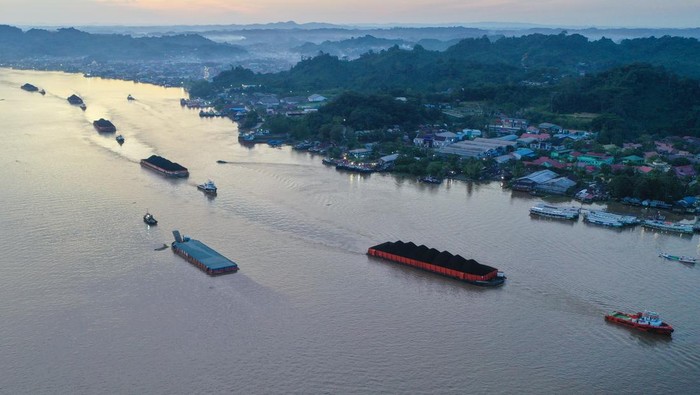 Sejumlah kapal tongkang pengangkut batu bara melintas di Sungai Mahakam, Samarinda, Kalimantan Timur, Selasa (20/1/2026). Kementerian Energi dan Sumber Daya Mineral (ESDM) menargetkan penerimaan negara bukan pajak (PNBP) dari sektor mineral dan batubara (minerba) pada 2026 mencapai Rp134 triliun, target tersebut lebih tinggi dibandingkan target 2025 yakni sebesar Rp124,7 triliun. ANTARA FOTO/M Risyal Hidayat/rwa.