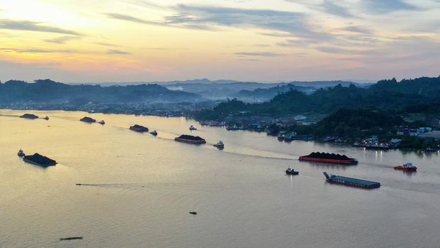 Sejumlah kapal tongkang pengangkut batu bara melintas di Sungai Mahakam, Samarinda, Kalimantan Timur, Selasa (20/1/2026). Kementerian Energi dan Sumber Daya Mineral (ESDM) menargetkan penerimaan negara bukan pajak (PNBP) dari sektor mineral dan batubara (minerba) pada 2026 mencapai Rp134 triliun, target tersebut lebih tinggi dibandingkan target 2025 yakni sebesar Rp124,7 triliun. ANTARA FOTO/M Risyal Hidayat/rwa.
