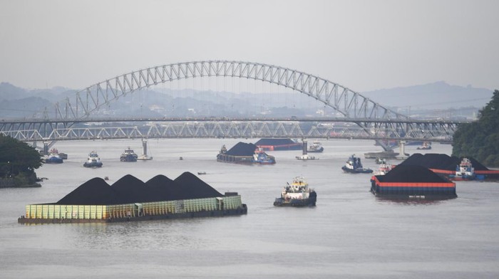 Sejumlah kapal tongkang pengangkut batu bara melintas di Sungai Mahakam, Samarinda, Kalimantan Timur, Selasa (20/1/2026). Kementerian Energi dan Sumber Daya Mineral (ESDM) menargetkan penerimaan negara bukan pajak (PNBP) dari sektor mineral dan batub