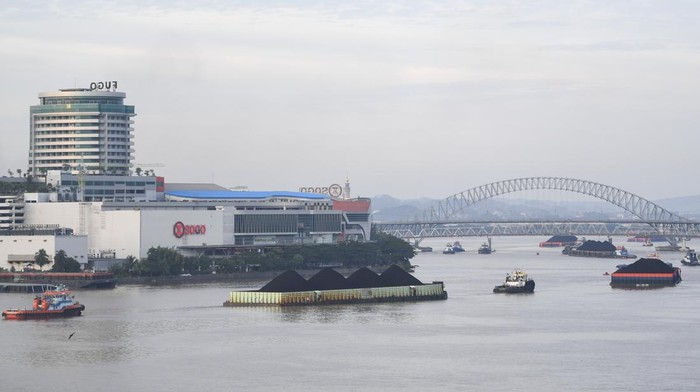 Sejumlah kapal tongkang pengangkut batu bara melintas di Sungai Mahakam, Samarinda, Kalimantan Timur, Selasa (20/1/2026). Kementerian Energi dan Sumber Daya Mineral (ESDM) menargetkan penerimaan negara bukan pajak (PNBP) dari sektor mineral dan batub
