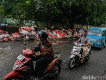Ampun! Jalan Otista Ciputat Rusak dan Penuh Sampah