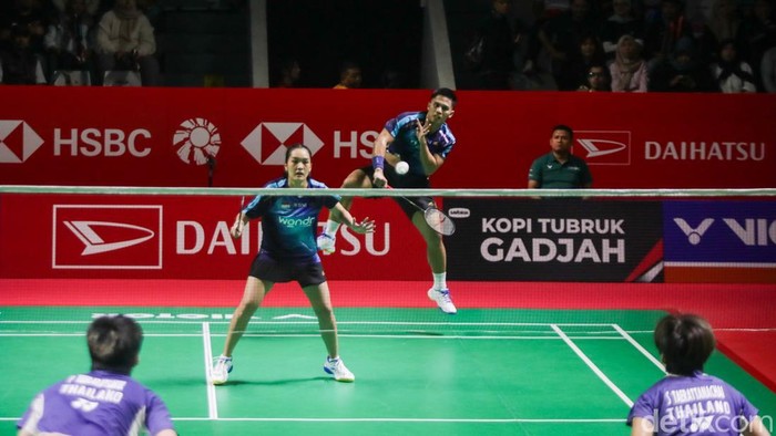 Ganda campuran Indonesia Amri Syahnawi/Nita Violina tampil menghadapi pasangan Thailand Pakkapon Teerarasakhul/Sapsiree Terattanachai pada Indonesia Masters 2026 di Istora Senayan, Jakarta, Rabu (21/1/2026).