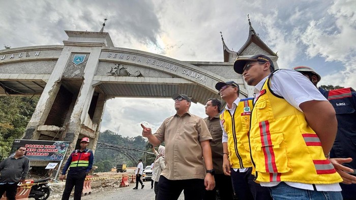 Andre Rosiade saat meninjau langsung progres perbaikan jalan nasional di kawasan Lembah Anai, Kabupaten Tanah Datar