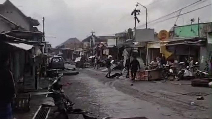 Ngerinya Amukan Puting Beliung di Pasar Karangpandan Karanganyar