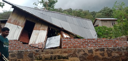 Angin puting beliung menerjang sebuah rumah warga Desa Kaohua, Kecamatan Buyasuri, Kabupaten Lembata, NTT, hingga roboh, Rabu (21/1/2026). (Dok. Kepala Desa Kaohua, Saleh Wahid)