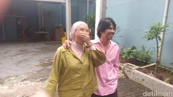 Rahasia Adem Ayem 24 Tahun Rumah Tangga Ariyo Wahab dan Istri