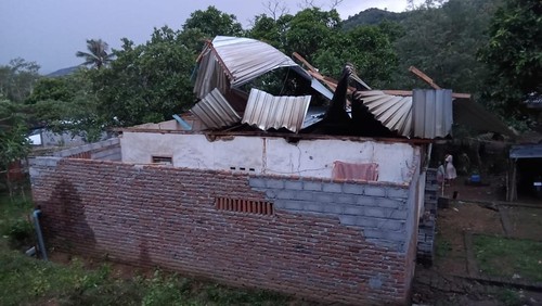 Atap rumah warga rusak akibat angin kencang di 8 kecamatan di Lombok Barat, pada Selasa (20/1/2026).