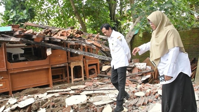 Atap Bangunan SLB Batang Ambruk