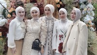 Acara ini dihadiri keluarga dan sahabat terdekat. Beberapa sahabat yang hadir di antaranya, Aurel Hermansyah, Lesti Kejora, Kesha Ratuliu, Melody Laksani, dan Margin Wieheerm. Foto: Instagram @aurelie.hermansyah