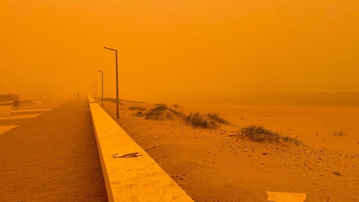 Corniche covered by dust storm in Benghazi, Libya, January 20, 2026. REUTERS/Esam Omran Al-Fetori       TPX IMAGES OF THE DAY
