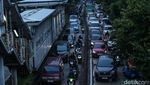 Bajaj Pecah Ban Picu Macet, Pengendara Terobos Jalur TransJakarta