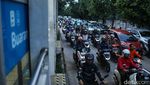 Bajaj Pecah Ban Picu Macet, Pengendara Terobos Jalur TransJakarta