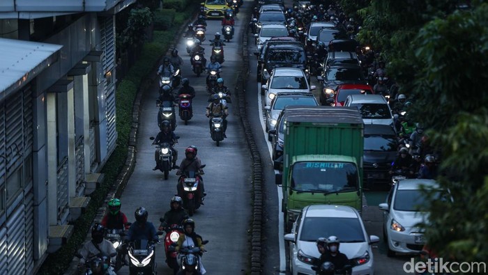 Kemacetan panjang terjadi di Jalan I Gusti Ngurah Rai, Jakarta Timur, Rabu (21/1/2026), akibat sebuah bajaj pecah ban. Padatnya arus membuat pengendara nekat masuk jalur TransJakarta.