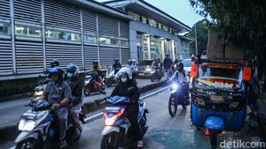 Bajaj Pecah Ban Picu Macet, Pengendara Terobos Jalur TransJakarta