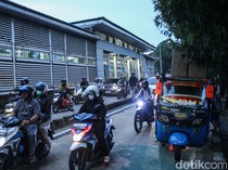 Bajaj Pecah Ban Picu Macet, Pengendara Terobos Jalur TransJakarta