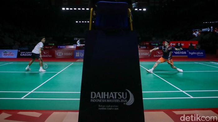 Anthony Sinisuka Ginting menghadapi pebulu tangkis Belgia Julien Carraggi pada babak 32 besar Indonesia Masters 2026 di Istora Senayan, Jakarta, Rabu (21/1/2026).