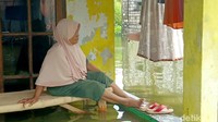 Selain permukiman dan sektor pertanian, banjir juga berdampak pada dunia pendidikan. Puluhan lembaga pendidikan dilaporkan terdampak genangan air.