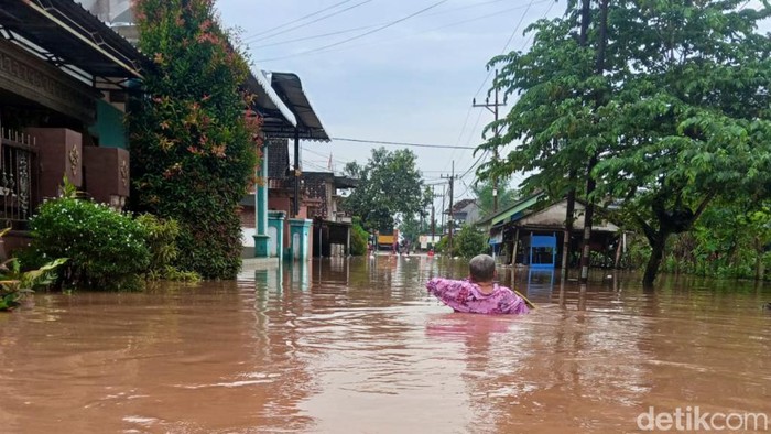 13 Desa di Pasuruan Masih Banjir, Tingginya hingga Dada Orang Dewasa