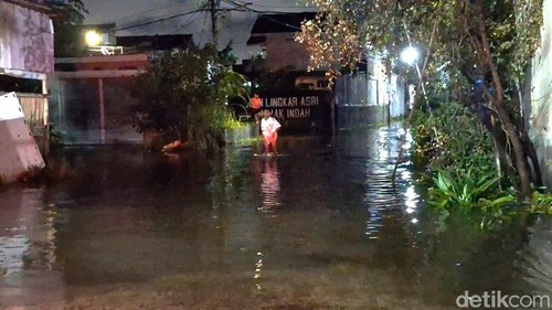 Banjir merendam beberapa lingkungan di Jempong Baru, Sekarbela, Rabu (21/1/2026). (Nathea Citra/detikBali)