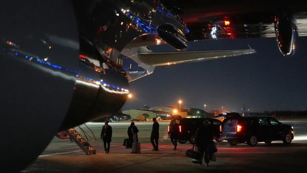 Barang-barang diturunkan dari Air Force One yang mengalami masalah kelistrikan dan membuat Trump beserta rombongannya berganti pesawat Things are unloaded from Air Force One after the plane, carrying President Donald Trump to the World Economic Form in Davos, experienced a minor electrical issue after departure, Tuesday, Jan. 20, 2026, and returned to Joint Base Andrews, Md. Trump will board a second plane to complete the trip. (AP Photo/Evan Vucci)