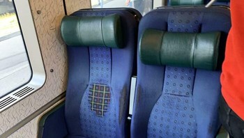 Kursi kereta ini memperlihatkan bagian yang paling sering diduduki penumpang. Polanya memudar drastis dibanding area lain. Foto: Boredpanda