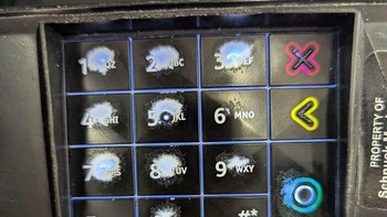 Tombol mesin pembayaran ini kehilangan lapisan permukaannya karena terlalu sering ditekan oleh jari manusia. Foto: Boredpanda