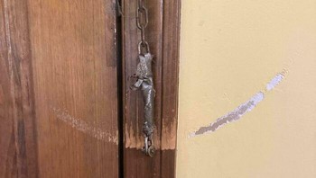 Dinding dan pintu kayu ini mengalami goresan di satu titik akibat terus gesekan kunci selama bertahun-tahun. Foto: Boredpanda