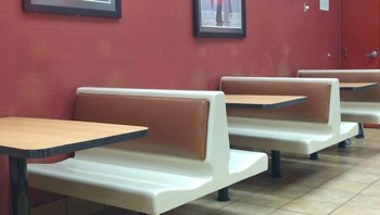 Dinding restoran cepat saji ini memperlihatkan bagian yang paling sering disandari pelanggan. Foto: Boredpanda