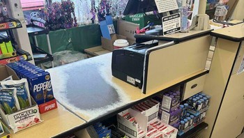 Meja kasir toko ini menunjukkan bekas keausan di area transaksi, tempat tangan dan barang keluar-masuk tanpa henti. Foto: Boredpanda