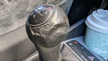 Meja kasir toko ini menunjukkan bekas keausan di area transaksi, tempat tangan dan barang keluar-masuk tanpa henti. Foto: Boredpanda