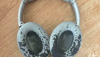Bantalan headphone ini mengelupas dan retak akibat pemakaian lama, memperlihatkan busa di bagian dalam. Foto: Boredpanda