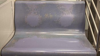 Bangku kereta ini menunjukkan pola keausan khas di area yang paling sering diduduki penumpang. Foto: Boredpanda