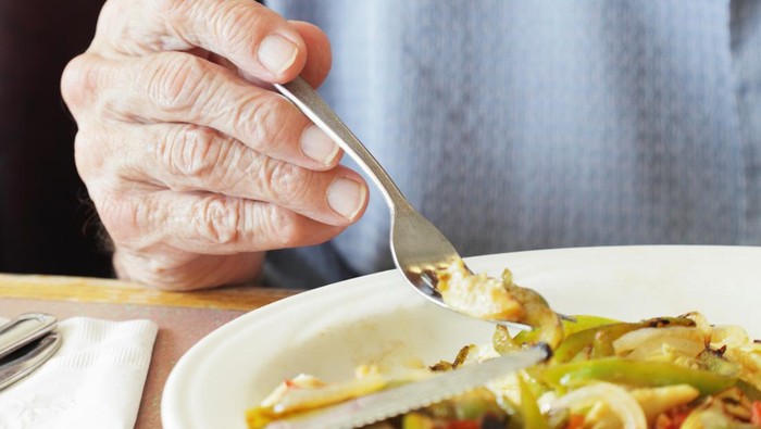 Pengunjung Resto Kompak Bayari Makan Pria 86 Tahun yang Makan Sendirian