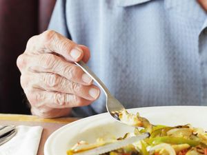 Bikin Haru! Pengunjung Resto Kompak Bayari Makan Pria 86 Tahun