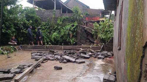 BPBD Bali melakukan penanganan di lokasi terdampak angin kencang yang terjadi dini hari berupa rumah rubuh, Rabu (21/1/2026). (dok. BPBD Bali)