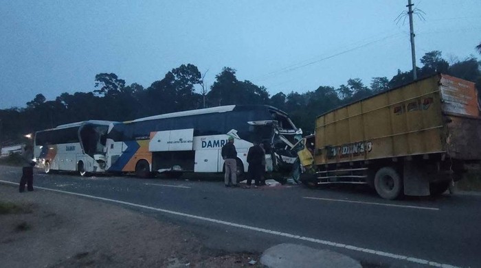 Bus DAMRI dan truk bermuatan pupuk terlibat tabrakan beruntun di Tayan Hilir, Sanggau. (dok Istimewa)