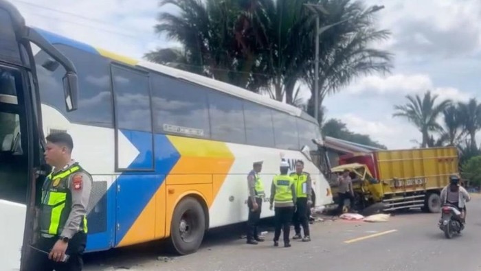 Bus DAMRI dan truk bermuatan pupuk terlibat tabrakan beruntun di Tayan Hilir, Sanggau. (dok Istimewa)
