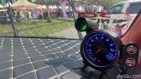 Masuk ke dalam interior ketambahan aksesori termometer dan penutup dashboard. Foto: Dok. Ridwan Arifin