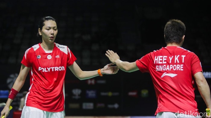 Hee Yong Kai Terry (Singapura) berpasangan dengan Gloria Emanuelle Widjaja (Indonesia) pada ajang Indonesia Masters 2026 di Istora Senayan, Jakarta, Rabu (21/1/2026). Keduanya menjalani debut sebagai pasangan ganda campuran lintas negara dalam turnamen ini.