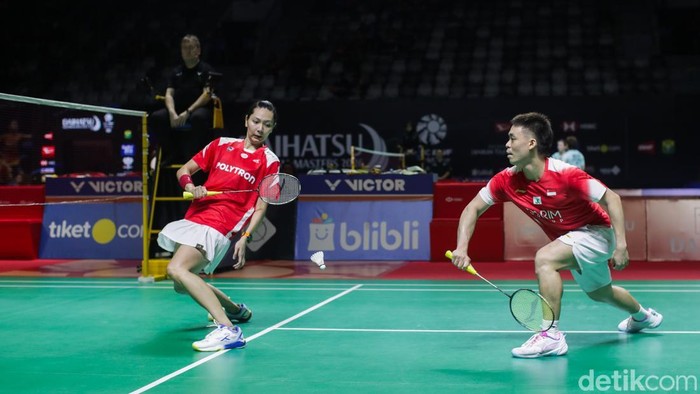 Hee Yong Kai Terry (Singapura) berpasangan dengan Gloria Emanuelle Widjaja (Indonesia) pada ajang Indonesia Masters 2026 di Istora Senayan, Jakarta, Rabu (21/1/2026). Keduanya menjalani debut sebagai pasangan ganda campuran lintas negara dalam turnamen ini.