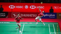 Hee Yong Kai Terry (Singapura) berpasangan dengan Gloria Emanuelle Widjaja (Indonesia) pada ajang Indonesia Masters 2026 di Istora Senayan, Jakarta, Rabu (21/1/2026).