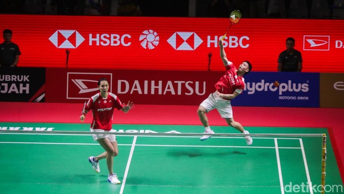 Hee Yong Kai Terry (Singapura) berpasangan dengan Gloria Emanuelle Widjaja (Indonesia) pada ajang Indonesia Masters 2026 di Istora Senayan, Jakarta, Rabu (21/1/2026). Keduanya menjalani debut sebagai pasangan ganda campuran lintas negara dalam turnamen ini.